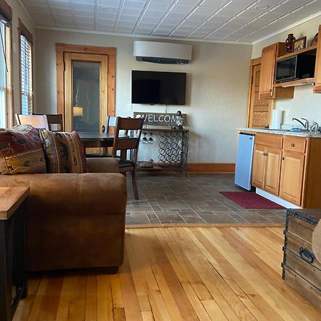 Tavern - Country Suite Newport Экстерьер фото