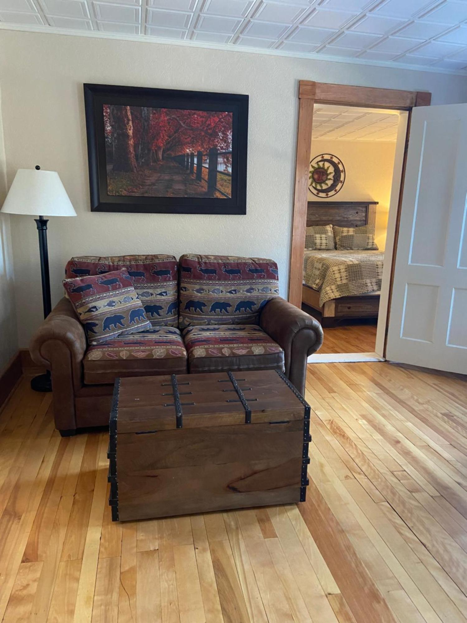 Tavern - Country Suite Newport Экстерьер фото