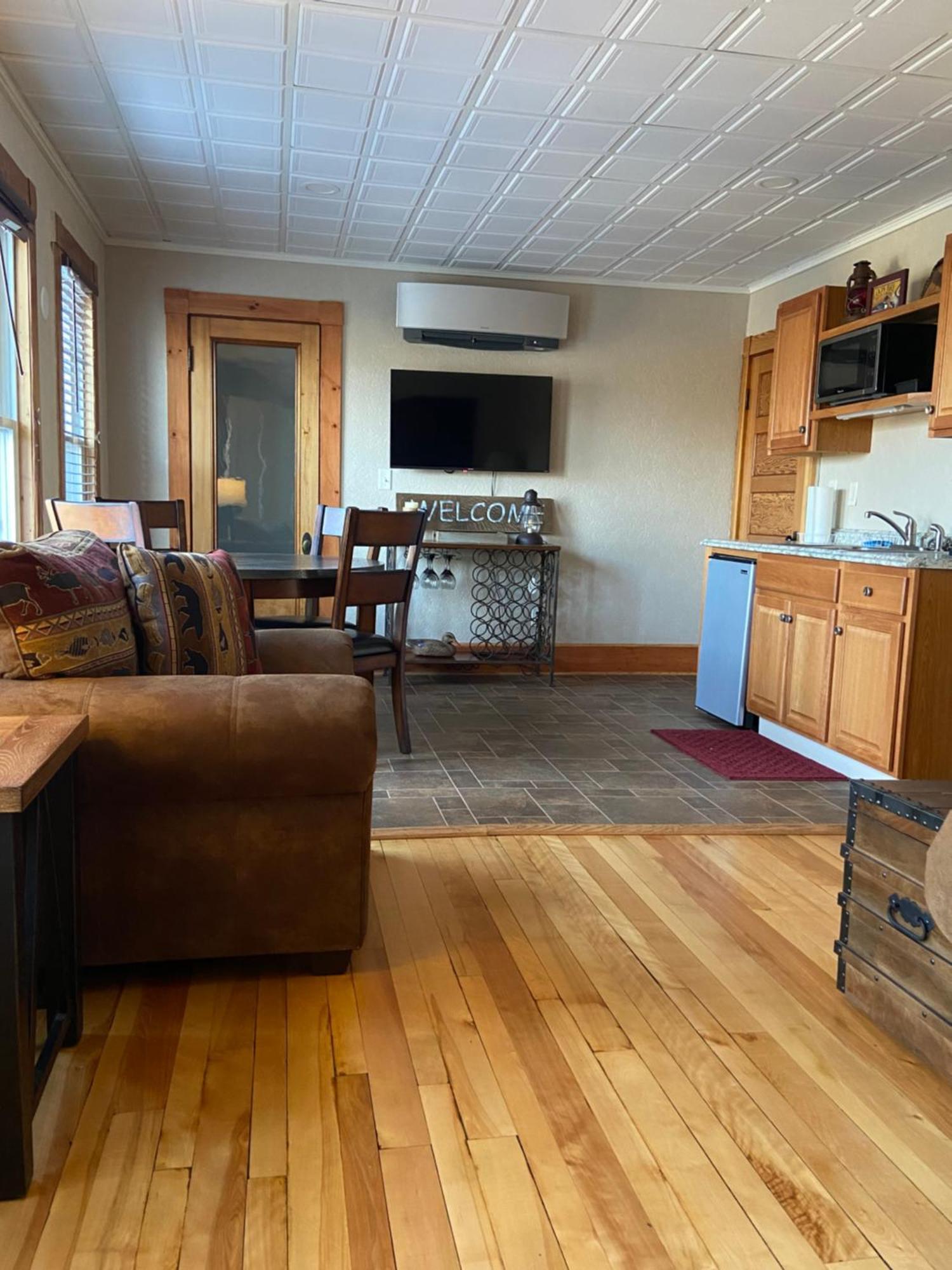 Tavern - Country Suite Newport Экстерьер фото