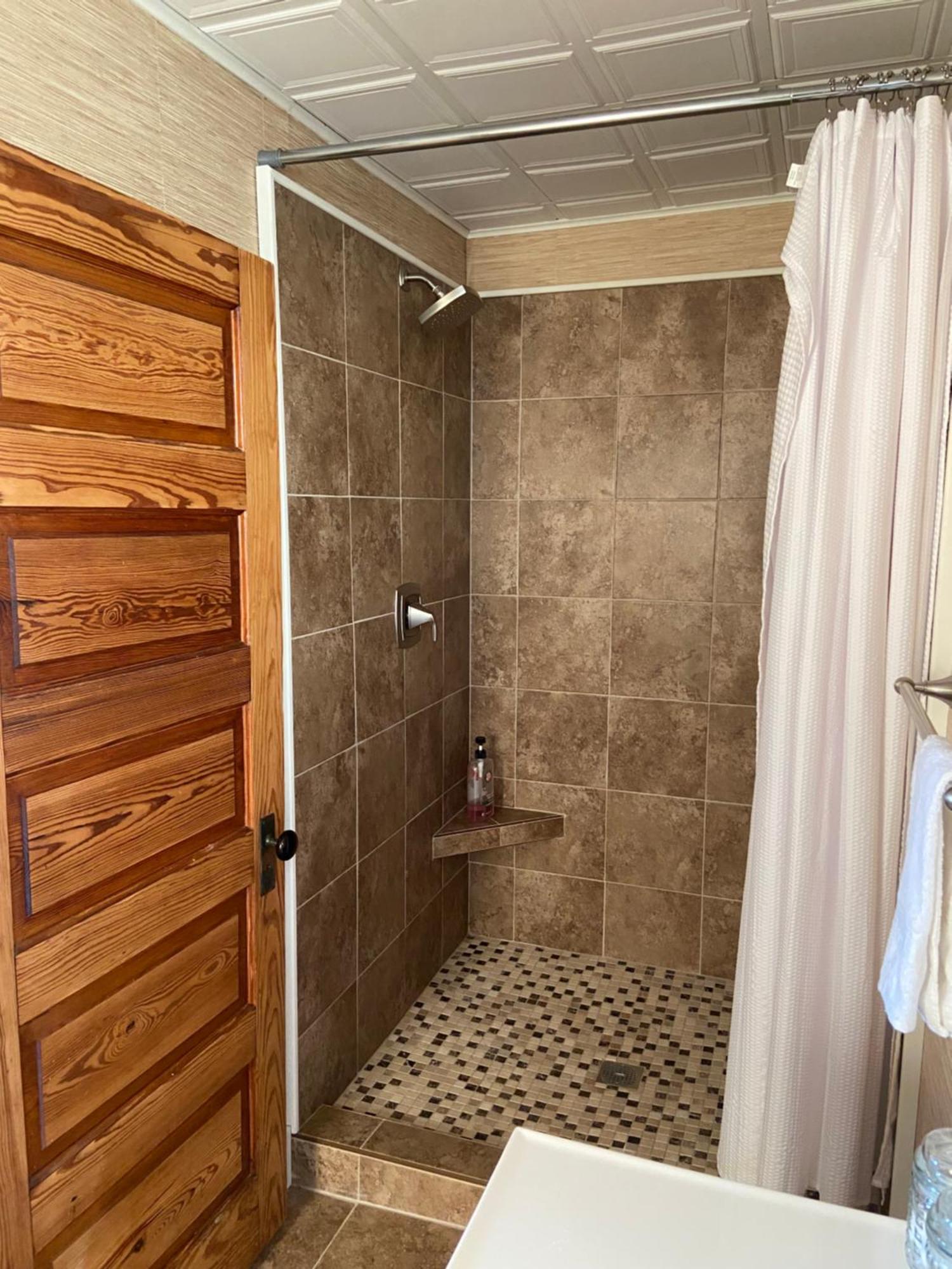 Tavern - Country Suite Newport Экстерьер фото